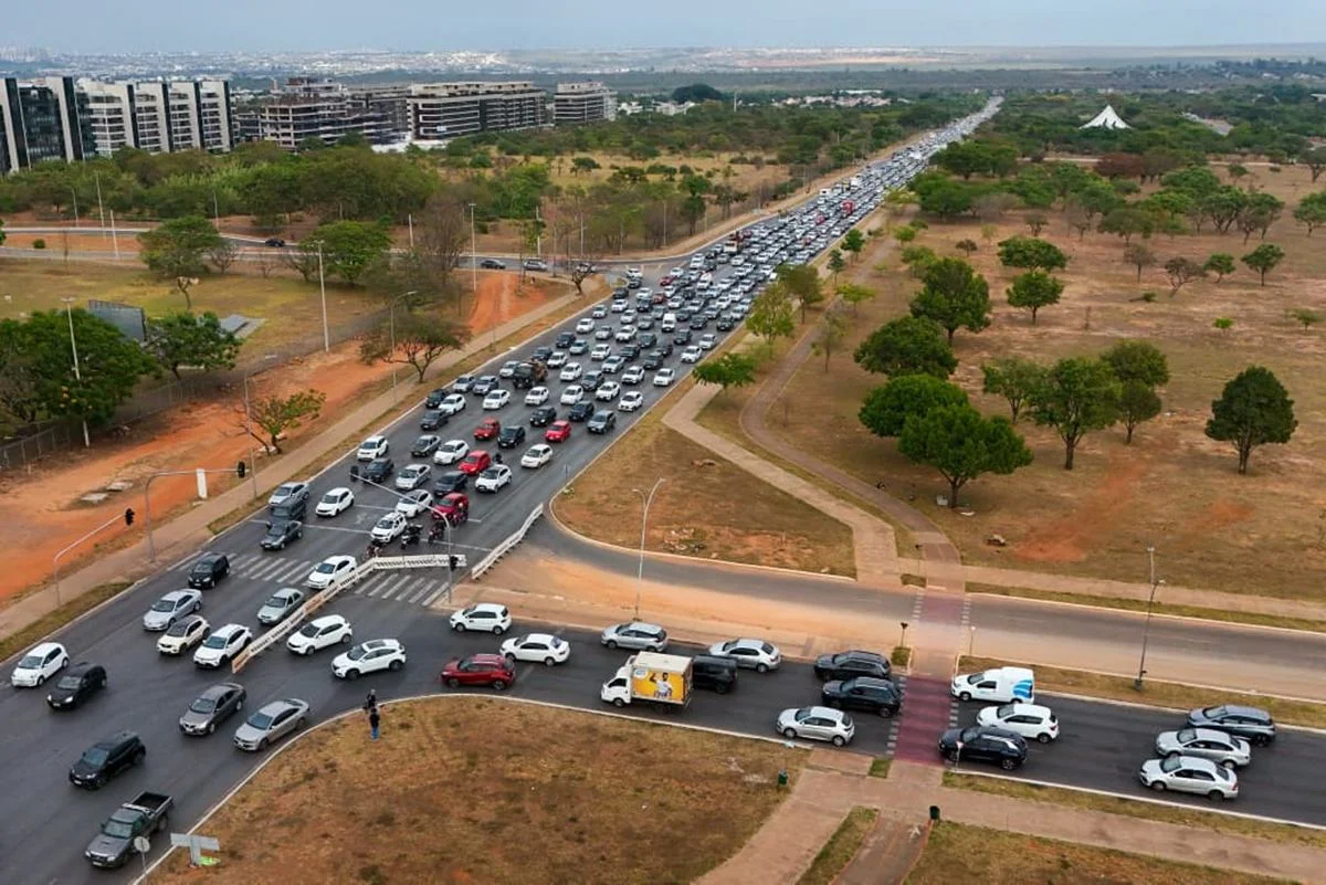Semáforos amanheceram desligados no Eixo Monumental Semáforos amanheceram desligados no Eixo Monumental