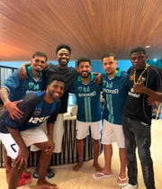 Vini Jr. com os amigos em sua mansão.