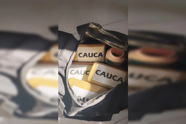 Foto colorida drogas em bolsa