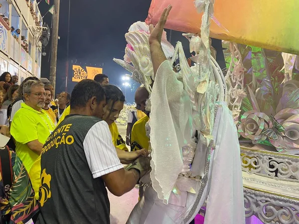 Desfile da São Clemente é marcado por emoção e problemas técnicos