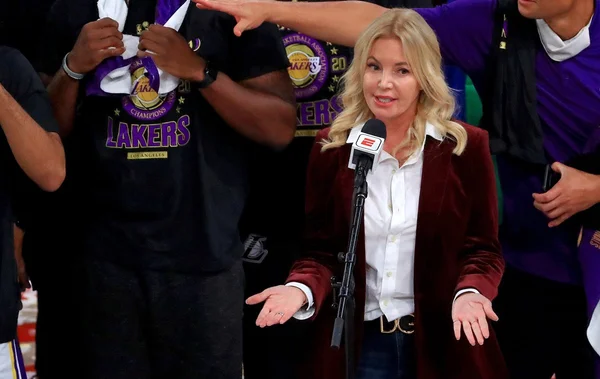 Presidente do Lakers tem Twitter hackeado e anuncia venda de PS5