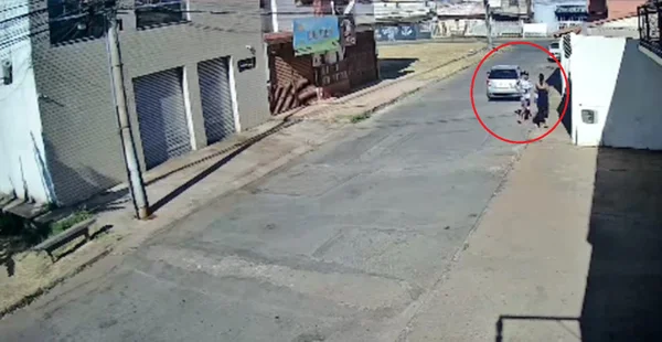 Rua com um carro e duas pessoas - Metrópoles