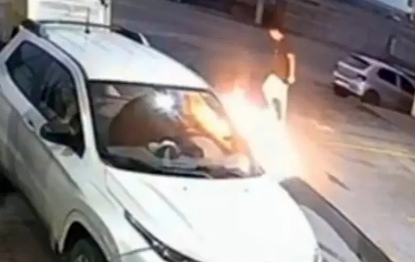 Homem ateia fogo em posto de gasolina - Metrópoles