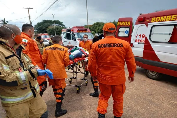 Mulher é socorrida após ter braço esmagado por máquina no DF
