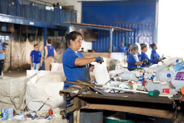 Foto colorida de trabalho em cooperativa