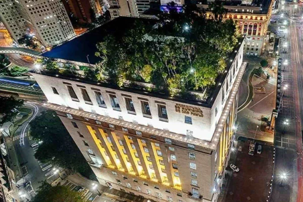 Imagem colorida mostra a Prefeitura de São Paulo vista do alto - Metrópoles