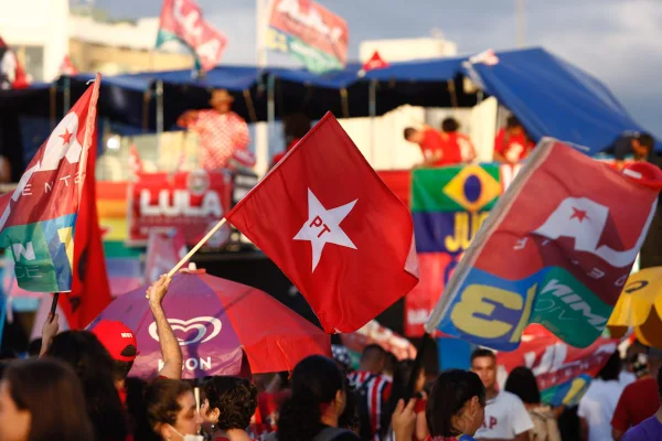 Foto de bandeiras do PT estendidas