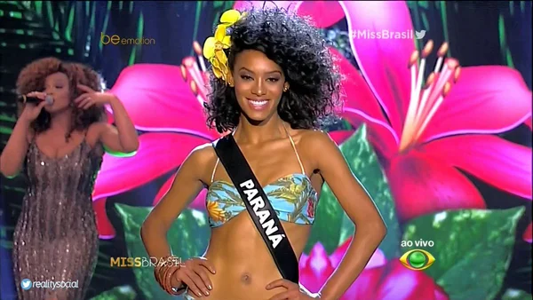 Candidata transexual do Miss Bumbum apoia Bolsonaro e é hostilizada