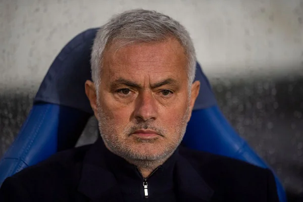 Mourinho tinha acordo para substituir Ferguson no United, mas desistiu