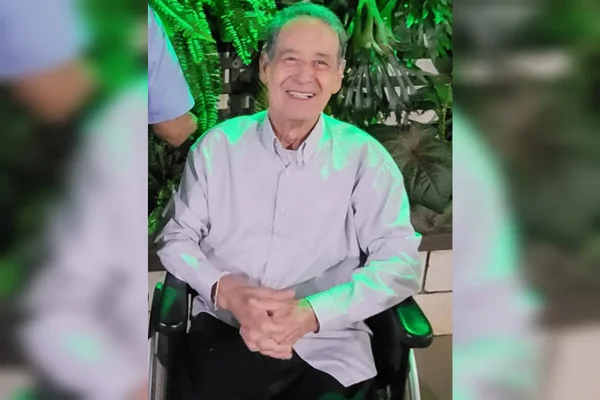 Montagem mostra fotos do aposentado Ely Marçal, que se tornou cadeirante pela doença rara que tem, a polineuropatia amiloidótica familiar relacionada à transtirretina (PAF-TTR) (1) - Metrópoles