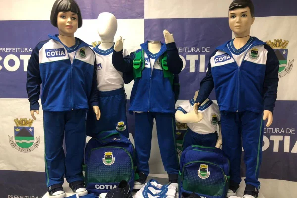 imagem colorida mostra manequins com uniformes da prefeitura de cotia