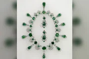 Colar e brincos da imperadora Maria Luisa, segunda esposa de Napoleão Bonaparte, com 32 esmeraldas e 1.138 diamantes Colar e brincos da imperadora Maria Luisa, segunda esposa de Napoleão Bonaparte, com 32 esmeraldas e 1.138 diamantes