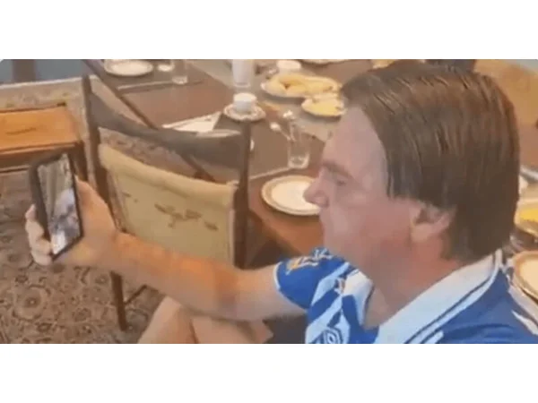 Jair Bolsonaro em ligação com donos de pousada interditada por recusar vacina