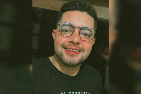 Foto mostra homem jovem que sorri para a câmera. Ele é Amarílio, um sul-matogrossense com hemofilia