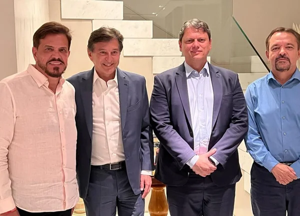 O ministro da Infraestrutura, Tarcísio de Freitas, posa ao lado dos apóstolos Estevam Hernandes e César Augusto e do empresário Claudio Lottenberg - Metrópoles