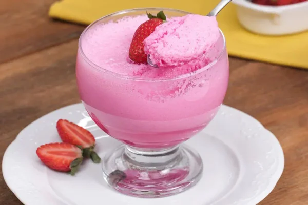 pote com gelatina cremosa de morango
