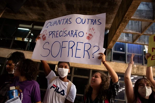 Coletivo Juntas organizou manifestação na UnB com o intuito de reivindicar mais segurança às mulheres e repudiar a violência na instituição, após estudante ser estuprada no Campus Darcy Ribeiro, na Asa Norte. Na foto, alunas marcham com cartazes em repúdio à violência e machismo - Metrópoles