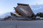Casa danificada por terremoto no Japão Casa danificada por terremoto no Japão