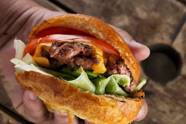Conheça “smash burger”, tendência que promete conquistar Brasília