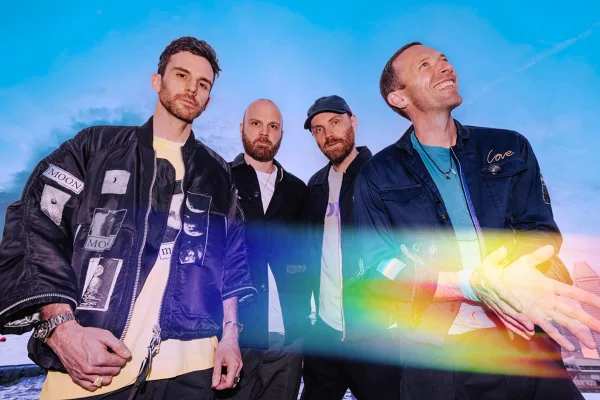 Foto colorida do Coldplay - Metrópoles