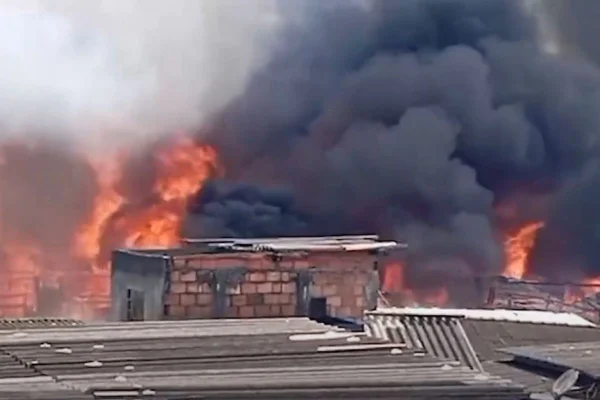 Incêndio de grandes proporções atinge a Vila dos Pescadores, no litoral de São Paulo. Não há registro de vítimas - Metrópoles