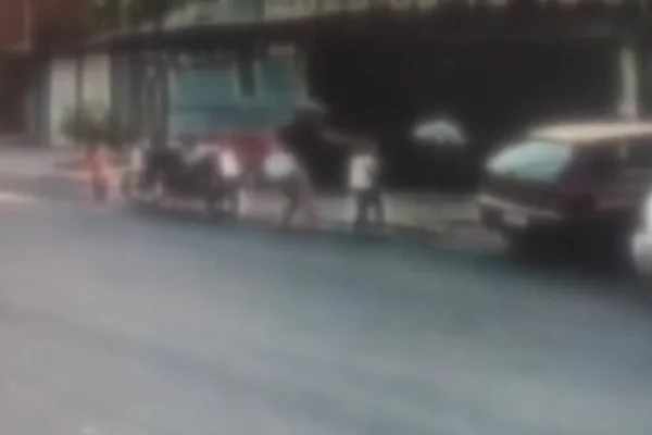 Imagem colorida de uma mãe agredindo as filhas com puxões de cabelo e golpes de capacete - Metrópoles