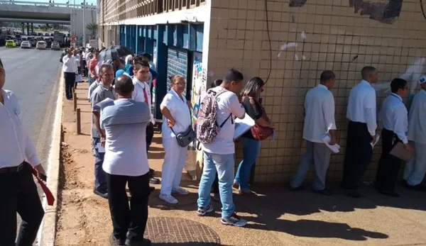 Fila com centenas de trabalhadores chama atenção no centro de Brasília