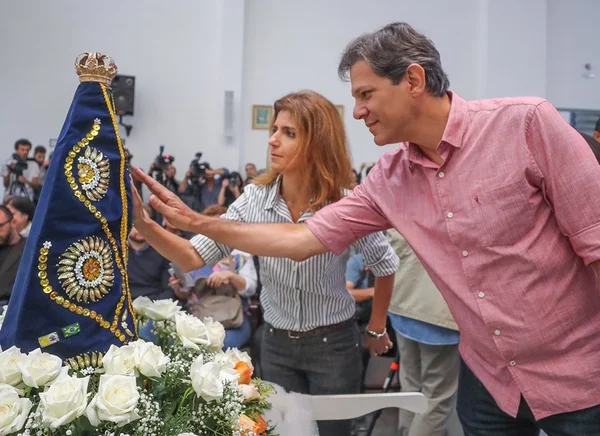 No Twitter, Haddad vira criança e reverencia Nossa Senhora Aparecida