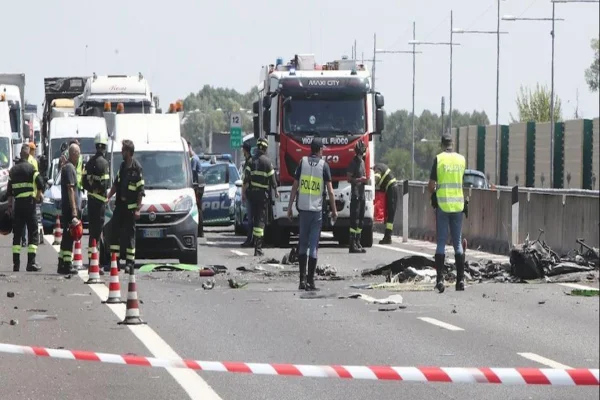 Imagem colorida, Avião ultraleve cai em rodovia e deixa 2 mortos na Itália. Vídeo- Metrópoles