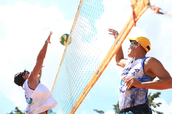 Homens jogando vôlei de praia no parque da cidade -Metrópoles