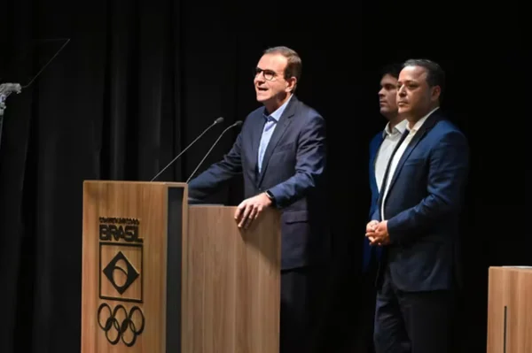 Imagem colorida de Eduardo Paes e Rodrigo Neves, prefeitos do Rio de Janeiro e Niterói, duarante anuncio da candidatura ao Pan de 2031- Metrópoles