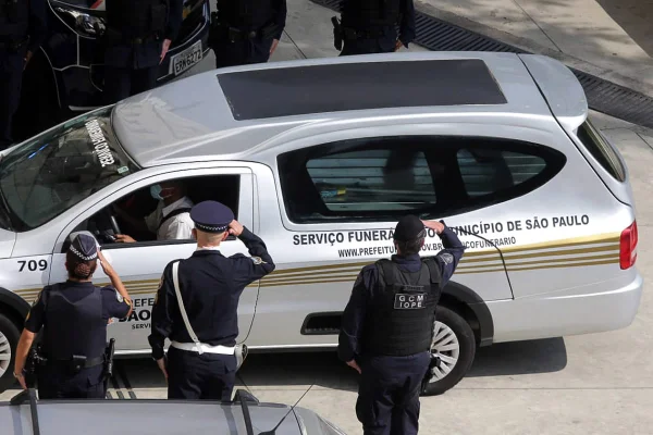 Carro do serviço funerário chega com o corpo de Bruno Covas
