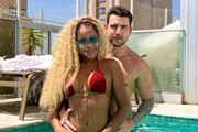 Cariúcha e Alexis Couto posam juntos na piscina