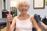 "A vida é curta demais": avó de 87 anos faz tatuagem com a neta