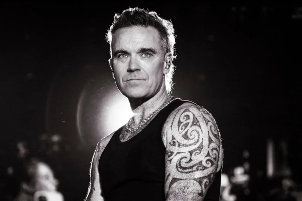 Robbie Williams revela diagnóstico de autismo aos 52 anos - destaque galeria Robbie Williams revela diagnóstico de autismo aos 52 anos - destaque galeria