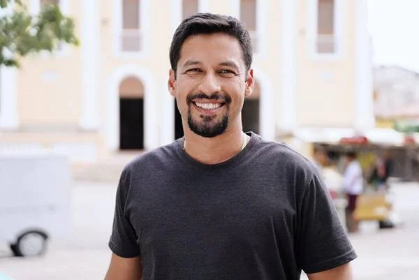 Fotografia colorida de homem com camiseta preta