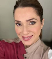 Leticia Spiller posa sorridente para as redes sociais Leticia Spiller posa sorridente para as redes sociais