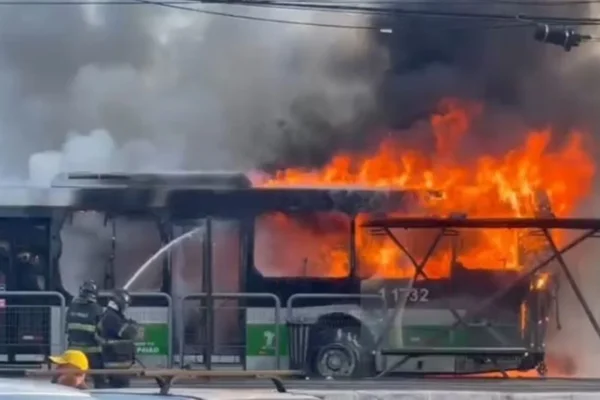 Avião de pequeno porte cai e atinge ônibus em SP - Metrópoles