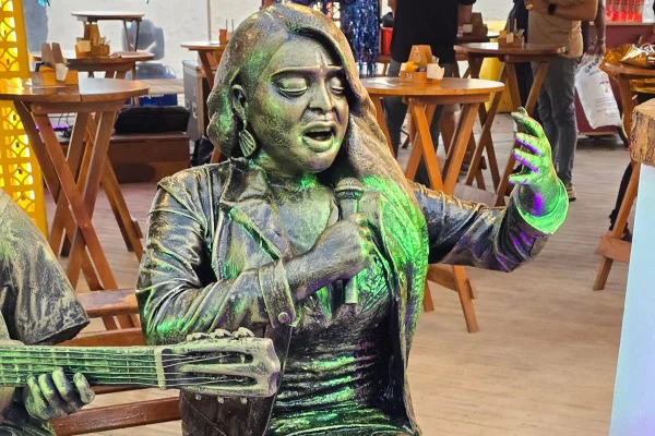 Preta Gil recebe homenagem com escultura na orla de Copacabana