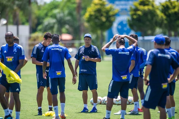 Com dívida 10 vezes maior que receita, Cruzeiro busca sobreviver