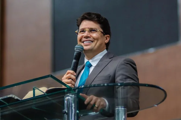 Foto colorida do pastor Jecer Goes - Metrópoles