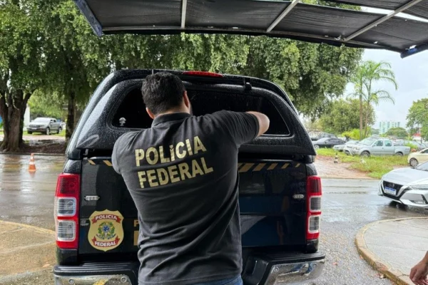 Imagem colorida de agente da PF. Metrópoles