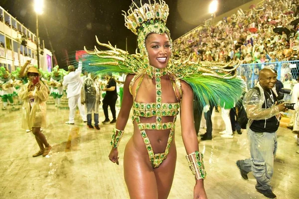 Iza arrasa e estreia na Imperatriz seminua, sem medo de ser feliz