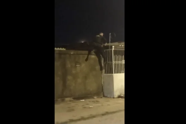 PM pulando muro