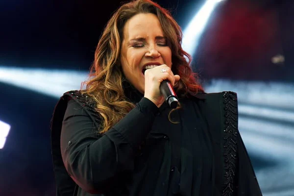 Ana Carolina é detonada por intérprete de Libras ser retirada de palco - Metrópoles