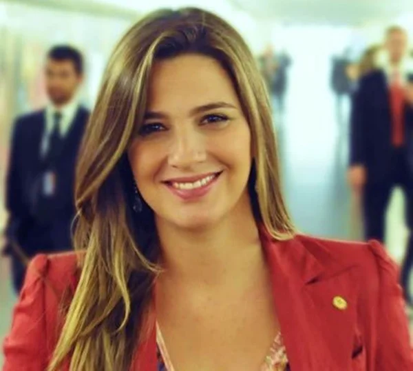 PR expulsa filha de Garotinho e mais 2 por votarem contra PEC do Teto