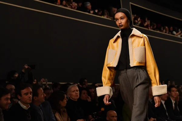 Fendi no Milão FW: Lagerfeld deixou coleção de tons terrosos e enérgicos