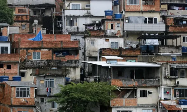 Imagem colorida de casas na favela da Rocinha, no Rio de Janeiro - Metrópoles