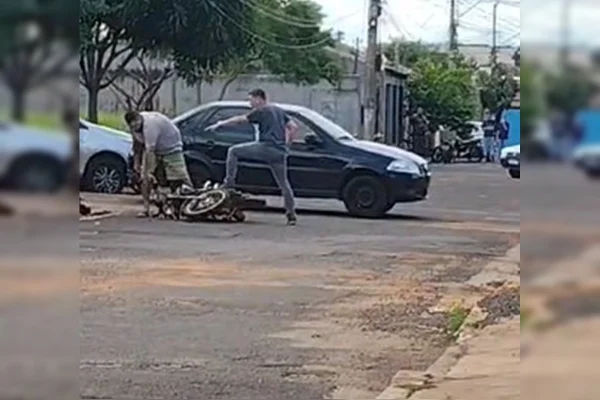 Policial civil atira na perna de motociclista após briga de trânsito