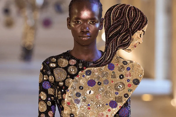 Foto com cor. Desfile de Rahul Mishra na Semana de Alta-Costura - Metrópoles